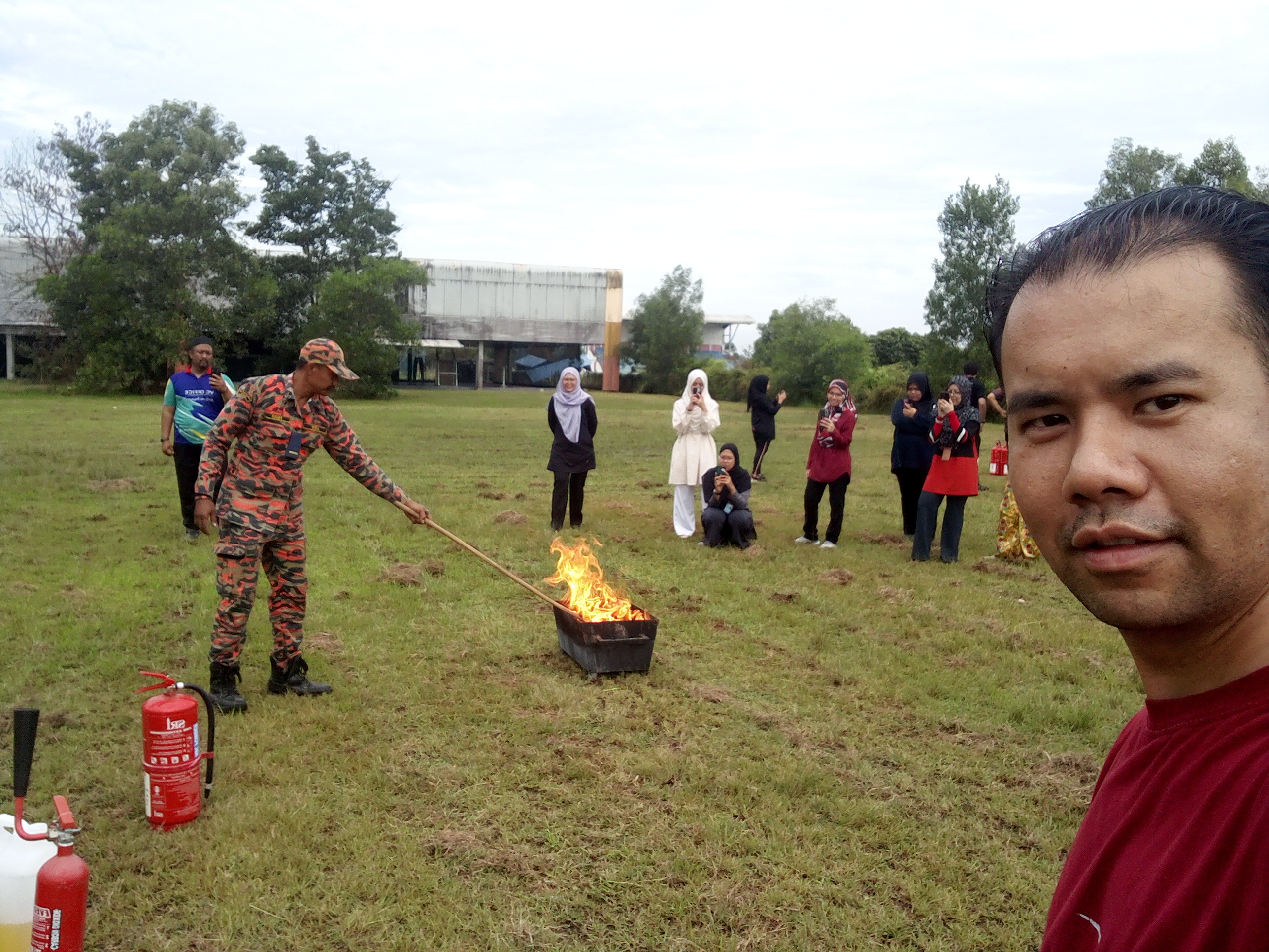 Latihan pemadam api bersama Jabatan Bomba